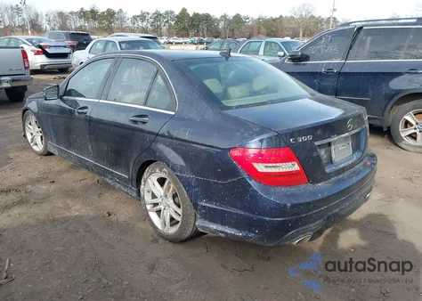 2012 Mercedes-Benz C 300 Sport 4Matic z USA, uszkodzony, nr VIN WDDGF8BB0CR226622